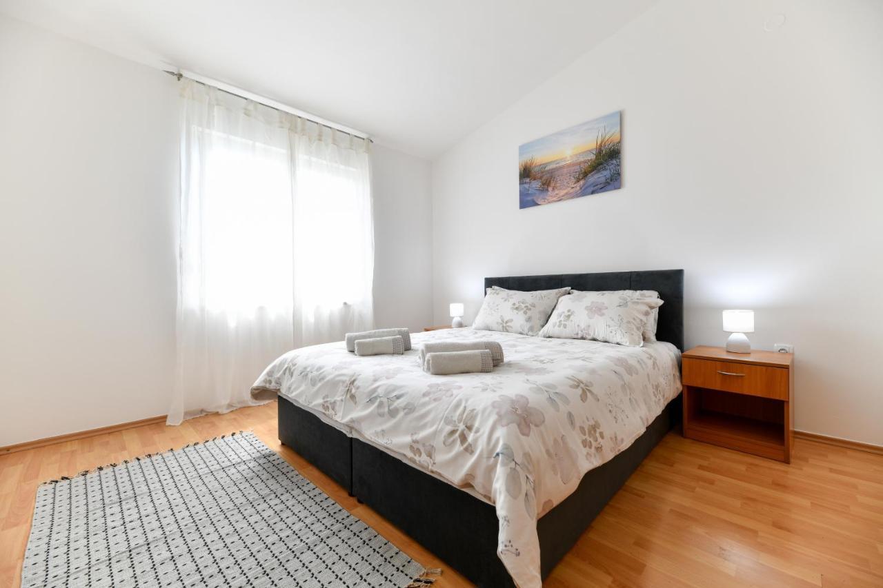 Holiday On The Puntamika & Borik Beach - Apartment Zadar